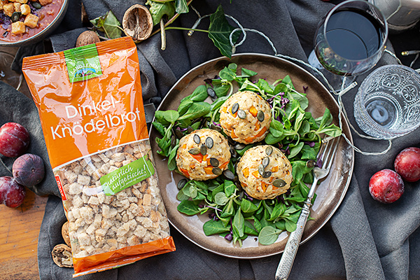 Herzhafte Kürbisknödel auf Herbstsalat