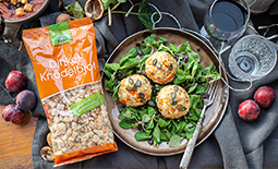 Herzhafte Kürbisknödel auf Herbstsalat