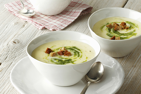 Herzhafte Bergkäsesuppe mit Bärlauchpesto