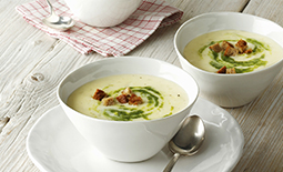 Herzhafte Bergkäsesuppe mit Bärlauchpesto