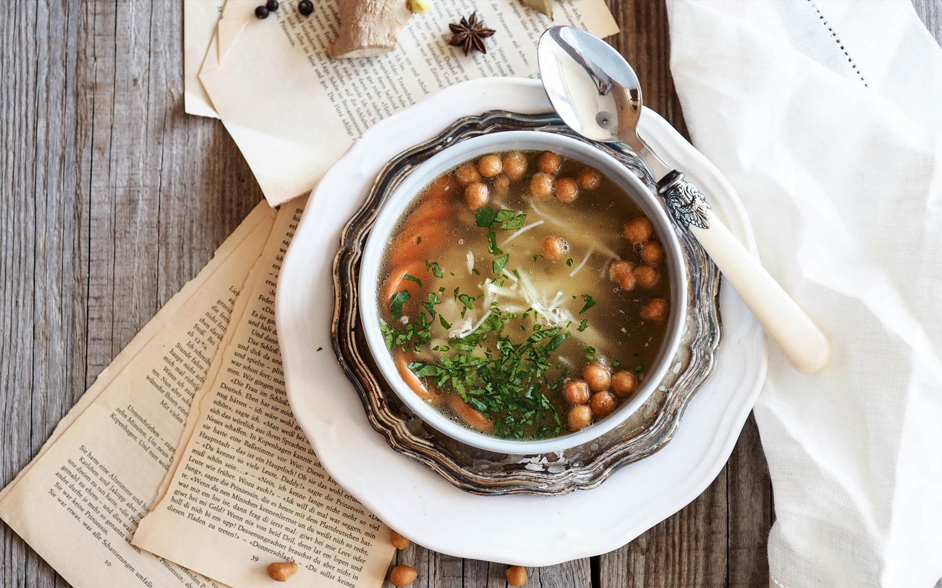 Traditionelle Hühnersuppe mit Backerbsen