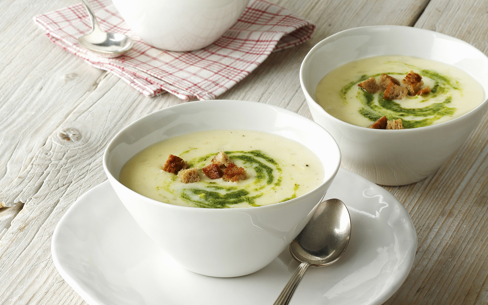 Bergkäsesuppe mit Bärlauchpesto und Land-Leben Croutons