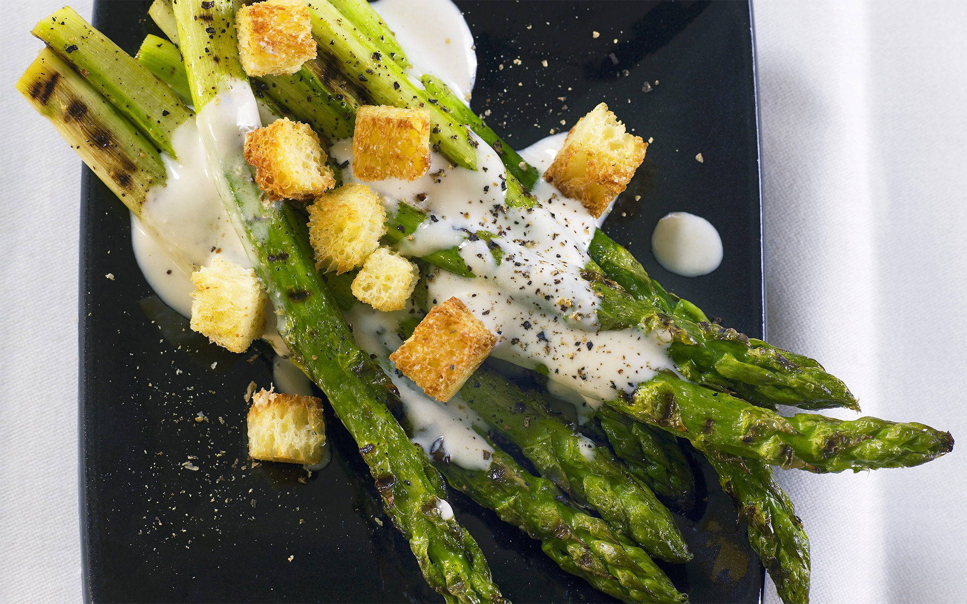 Gegrillter Spargel mit Land-Leben Croutons