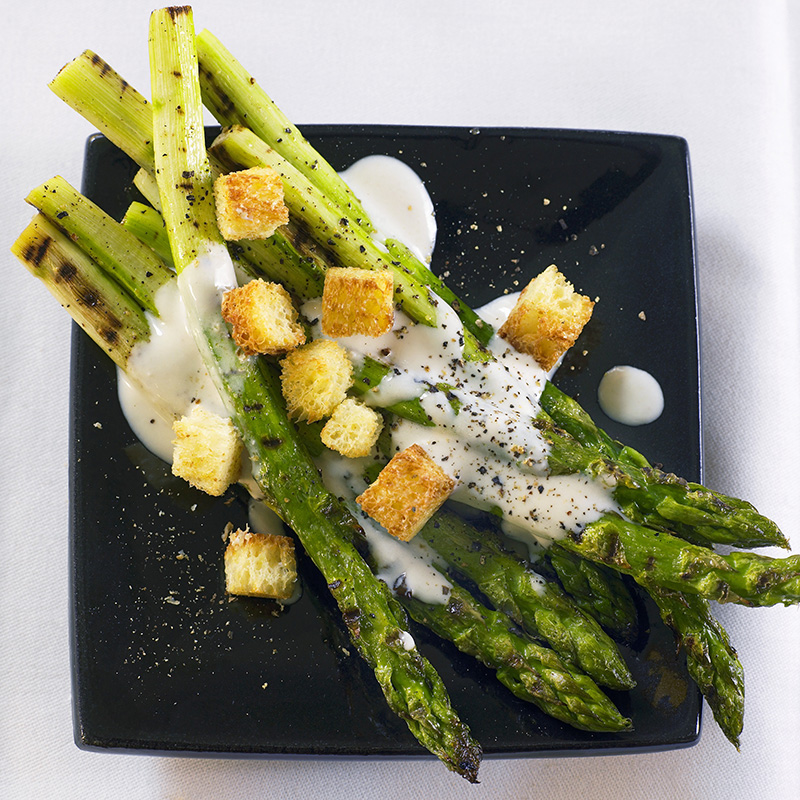 Gegrillter grüner Spargel mit Cesar-Salad-Dressing