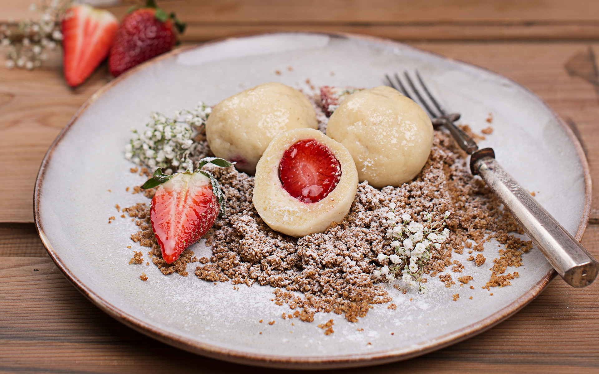 Erdbeerknödel mit Vollkornbröseln - LAND-LEBEN