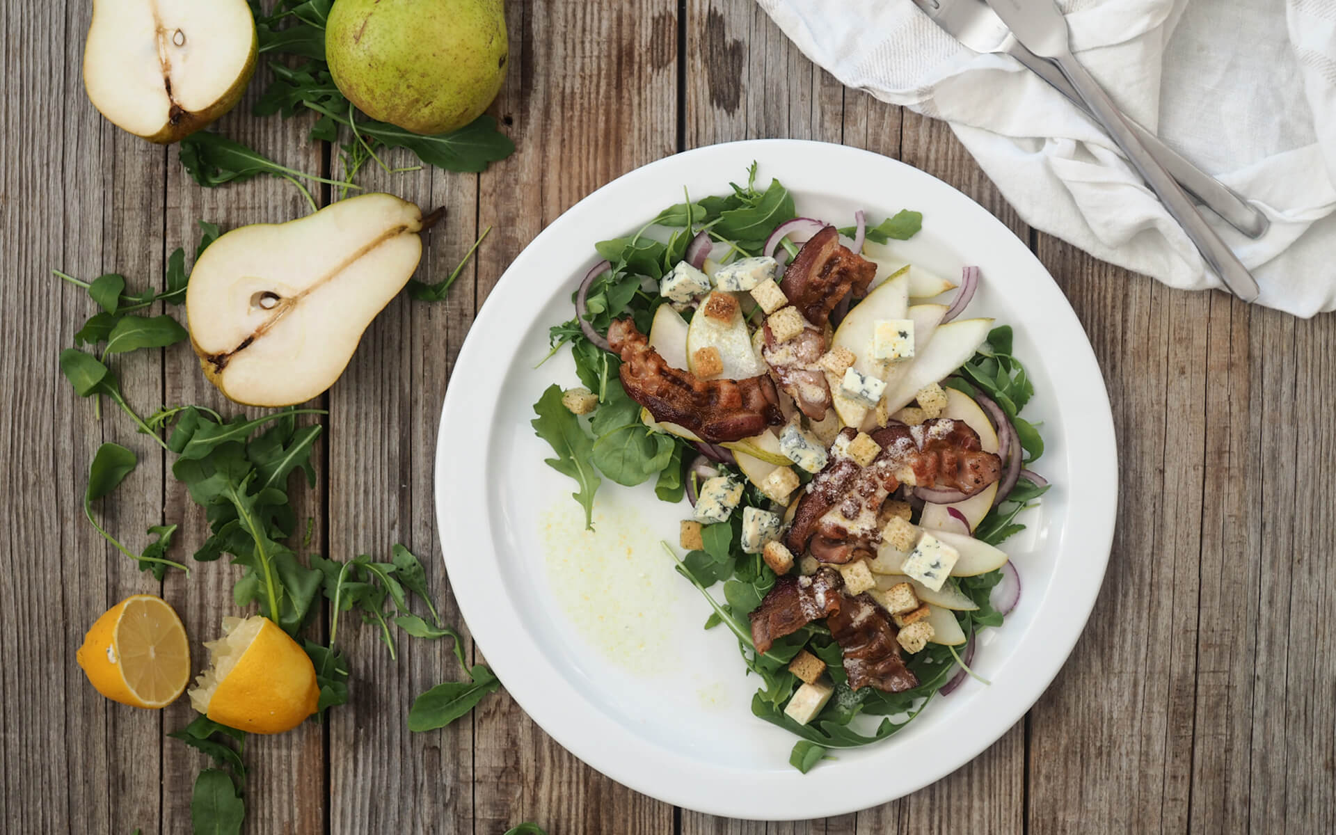 Salat mit Birnen, Speck, Blauschimmelkäse und Croutons