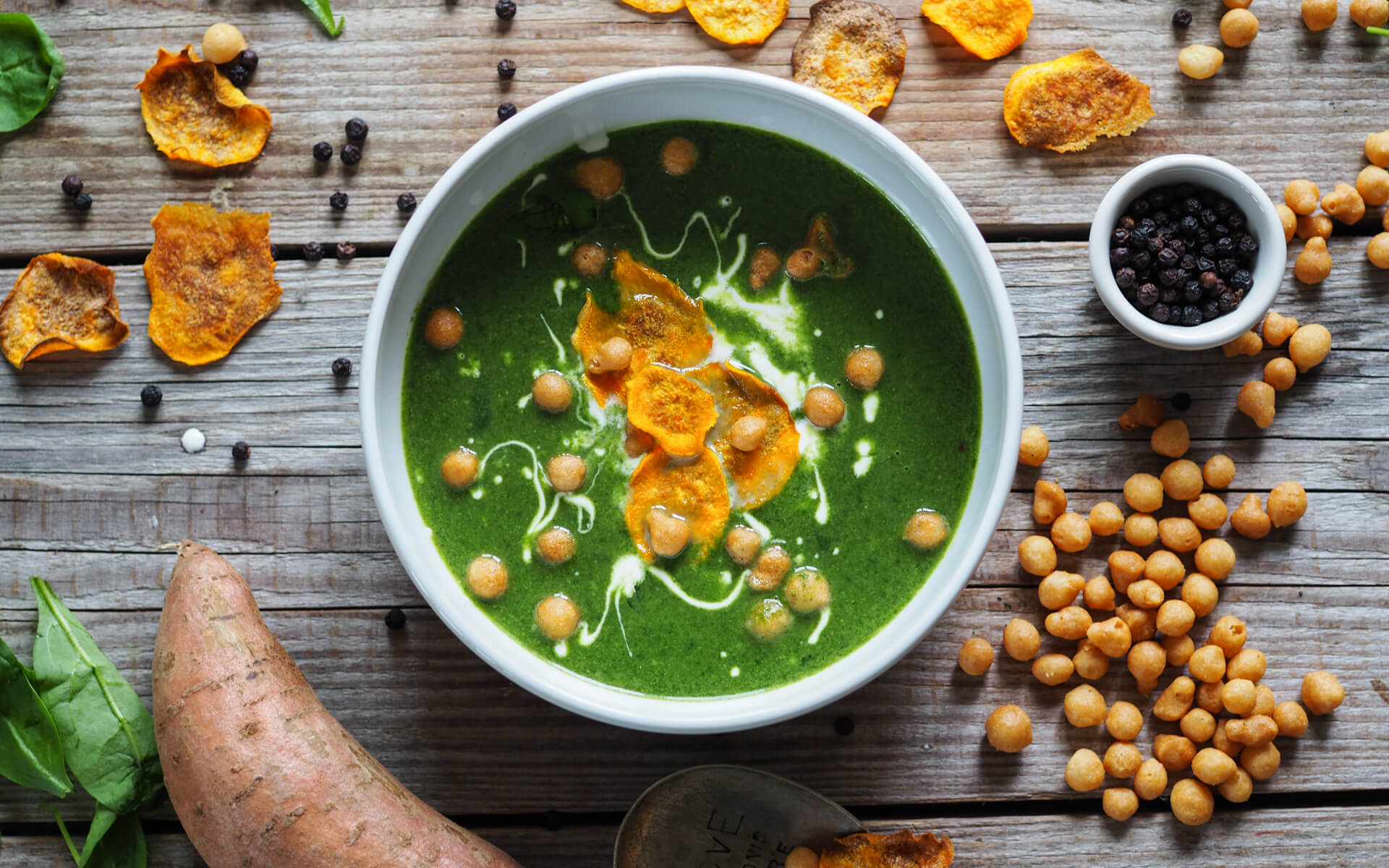 Spinatsuppe mit Süßkartoffel-Chips und Backerbsen