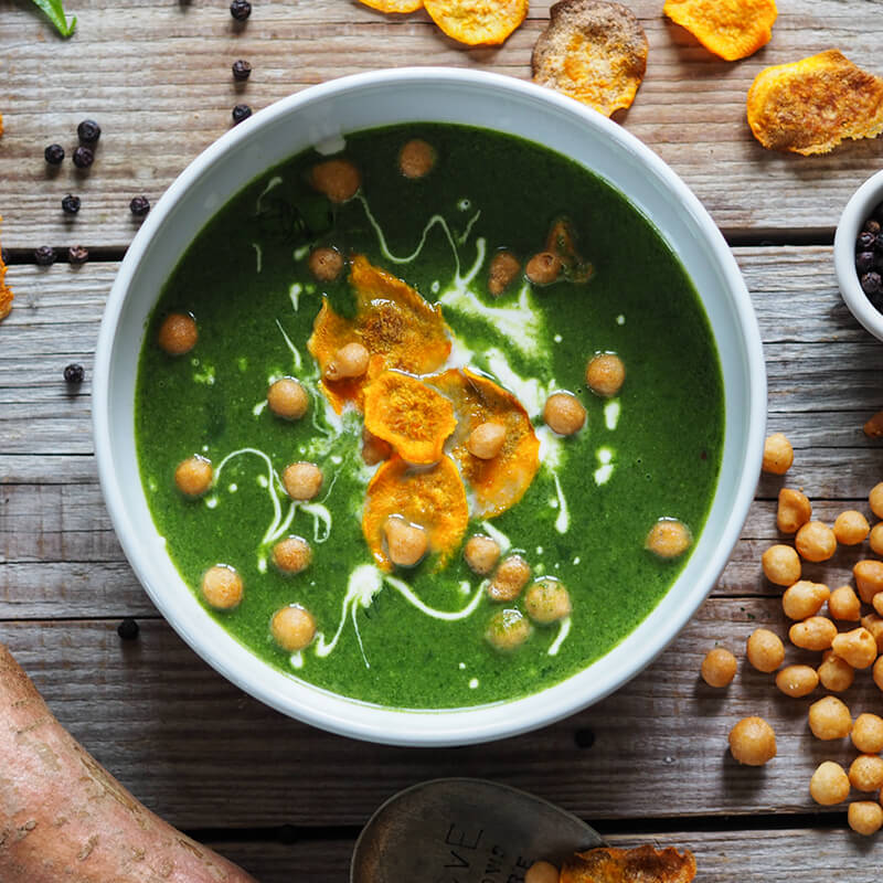 Spinatsuppe mit Süßkartoffel-Chips und Backerbsen