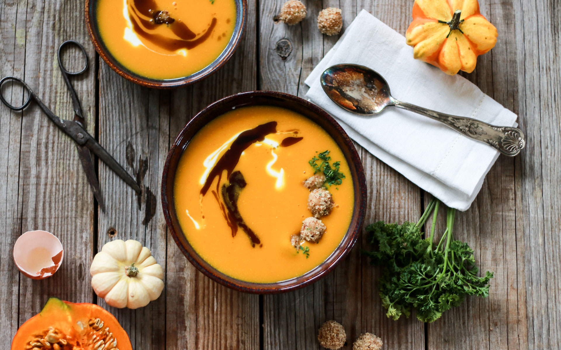 Kürbis-Kartoffelsuppe mit Haselnuss-Bröselknöderl