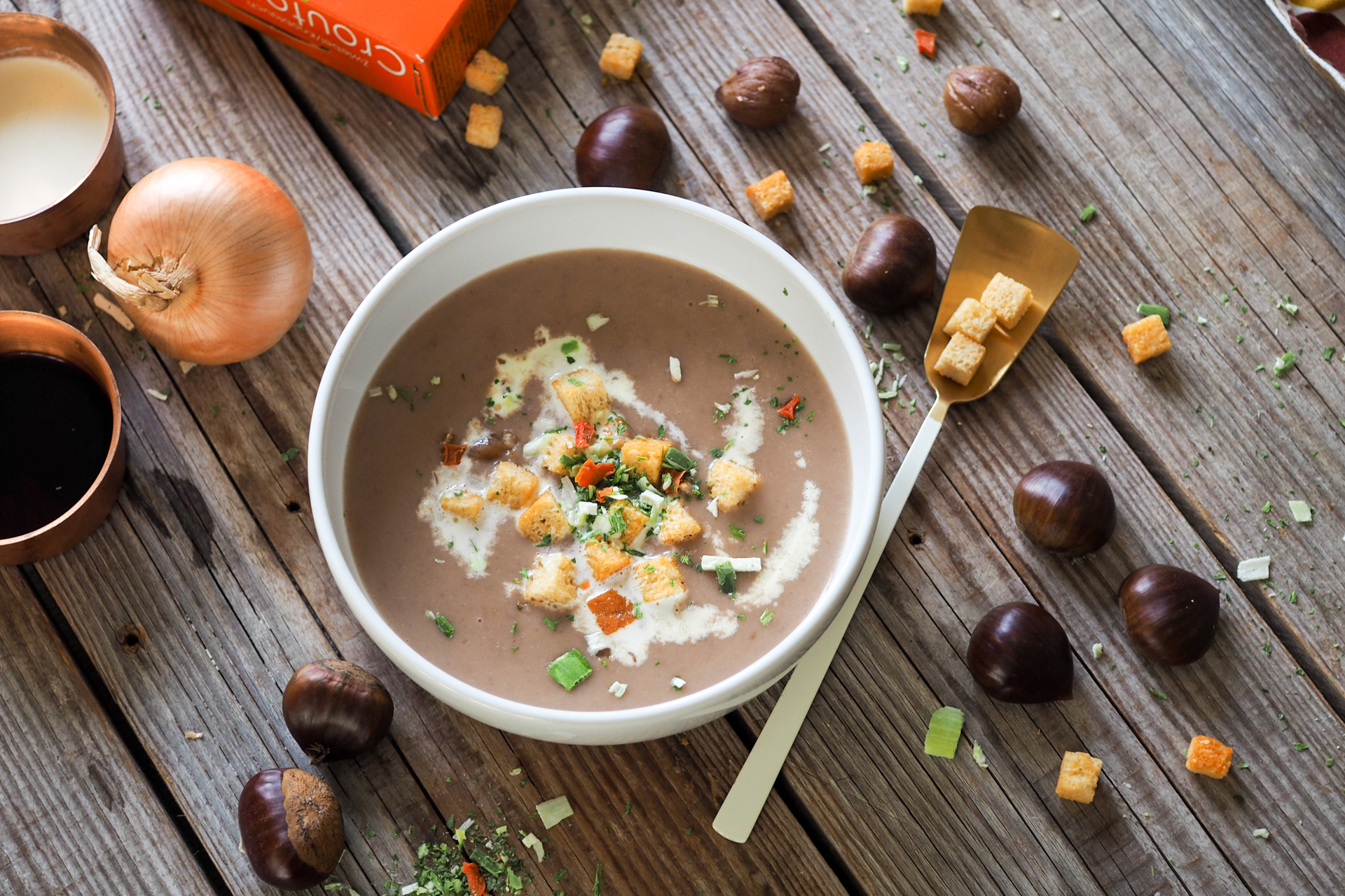 Maroni soup with red wine and cinnamon