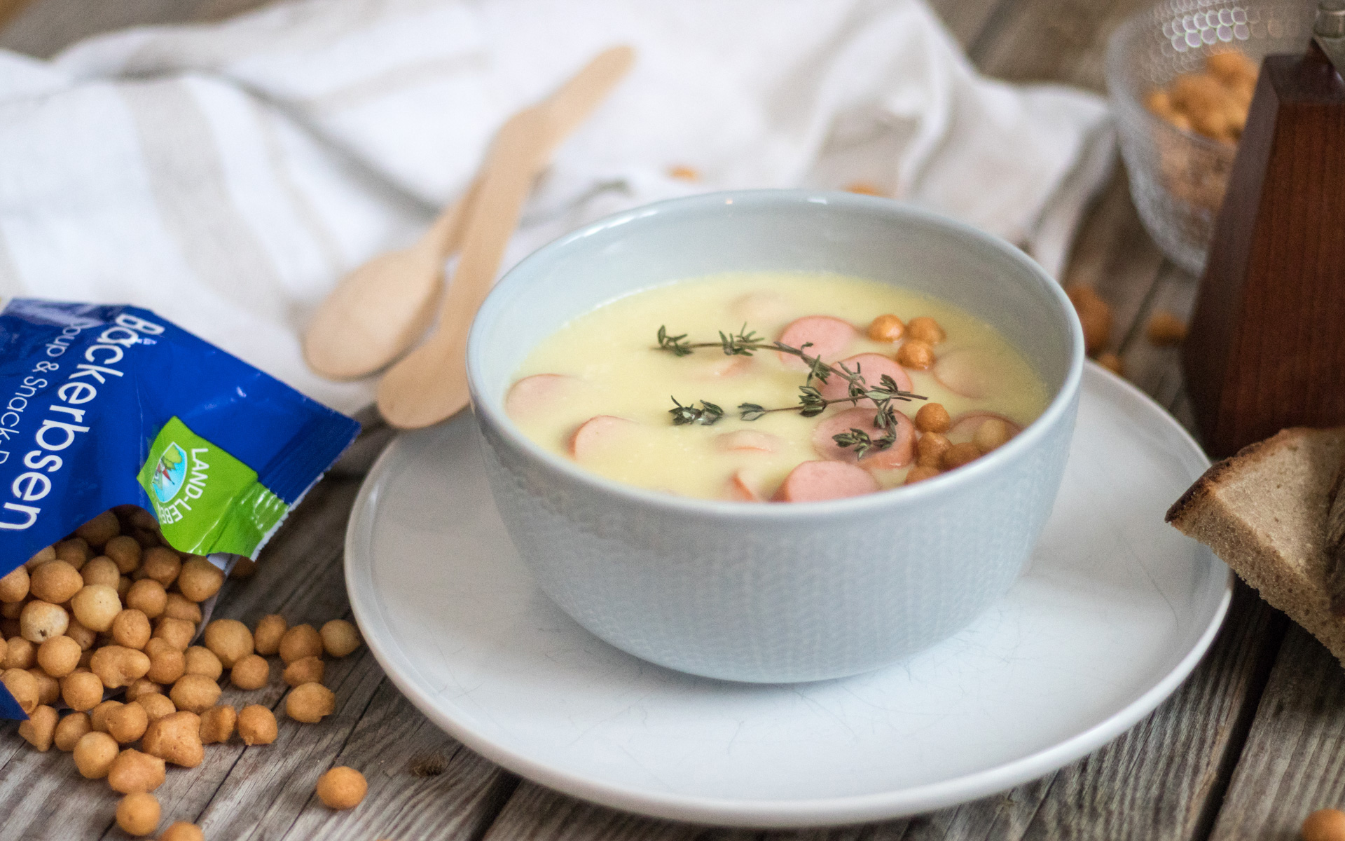 Pastinaken-Selleriesuppe mit Thymian, Würstchen und Backerbsen