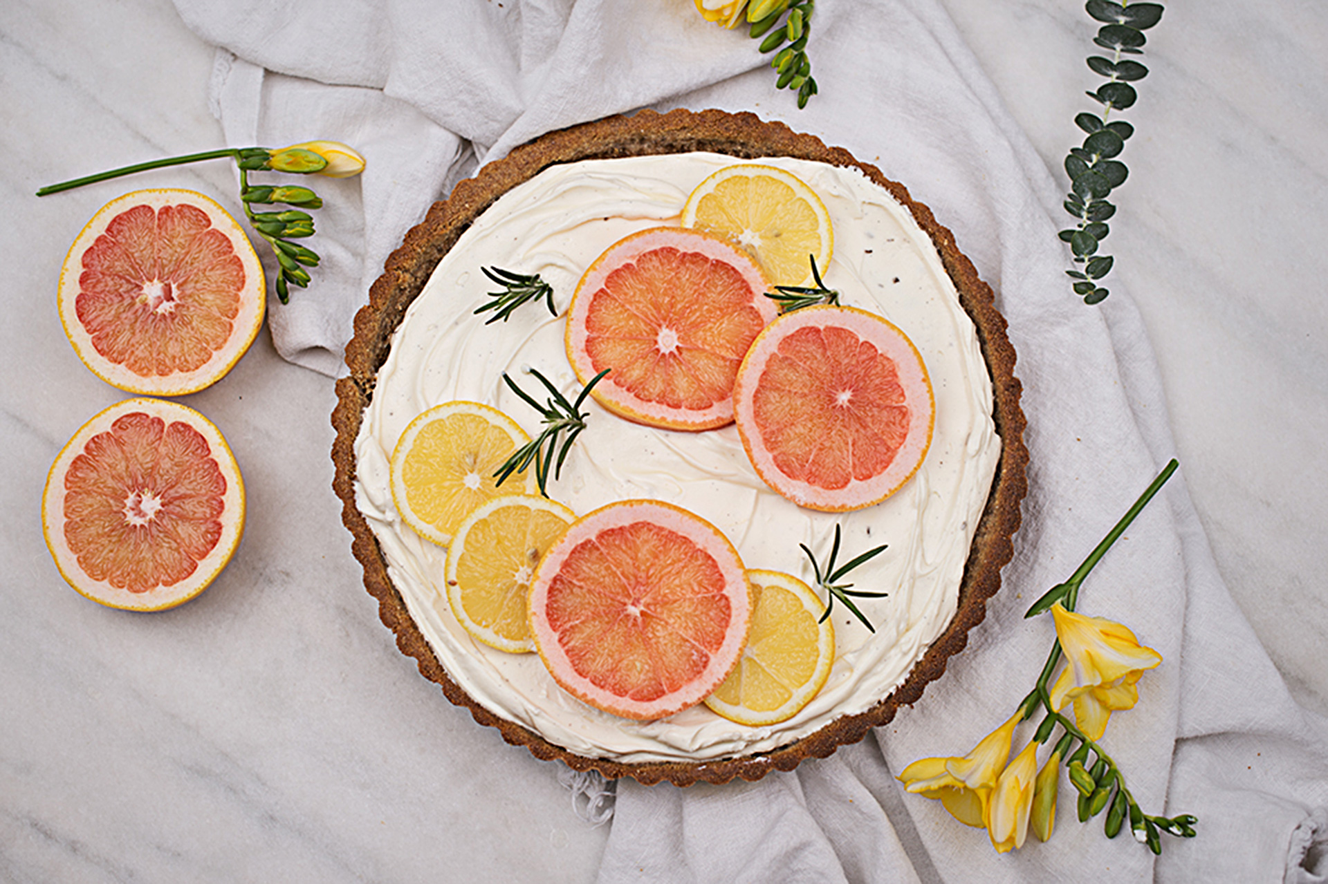 Erfrischende Zitronen Tarte mit knusprigem Boden