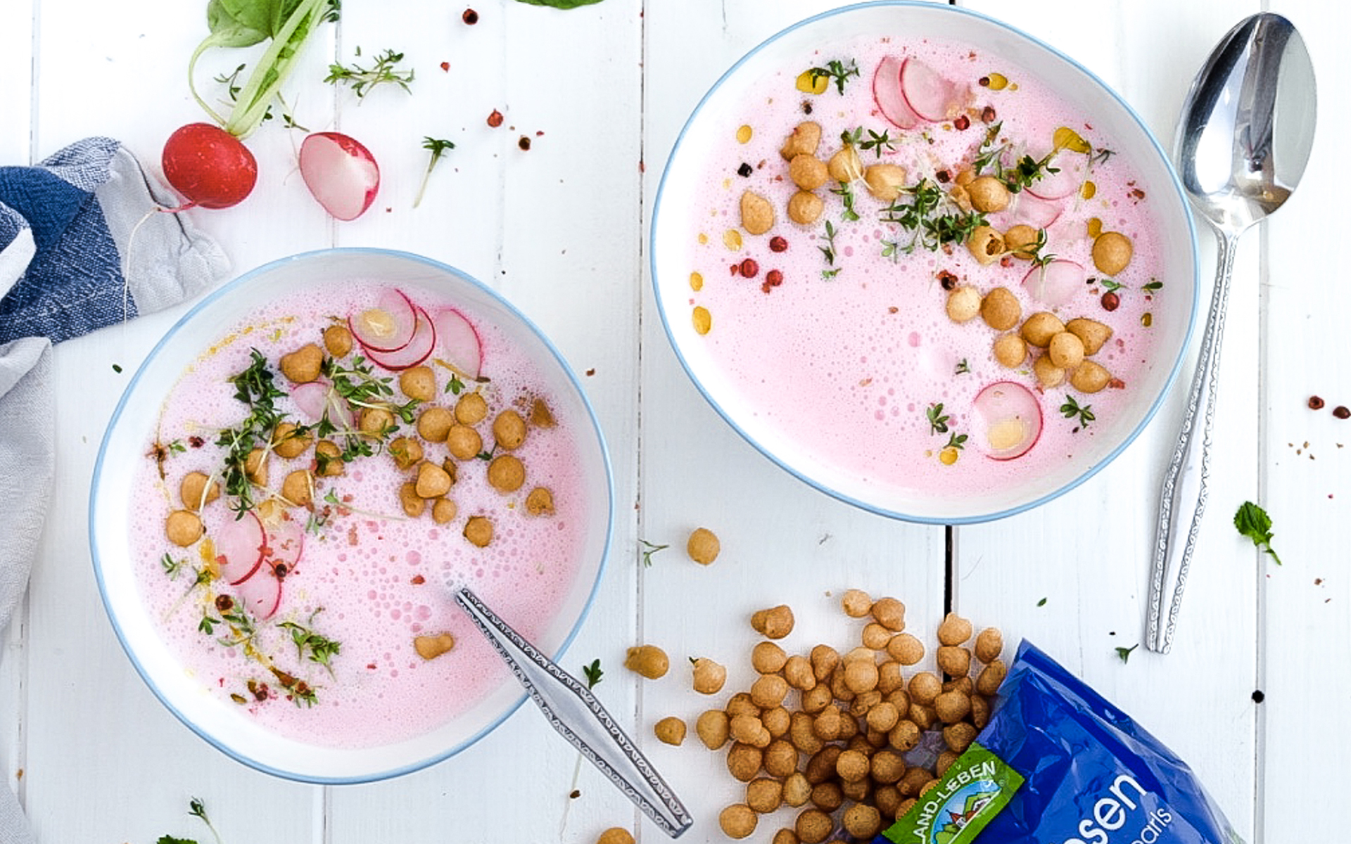 Radieschensuppe mit Backerbsen und Kresse