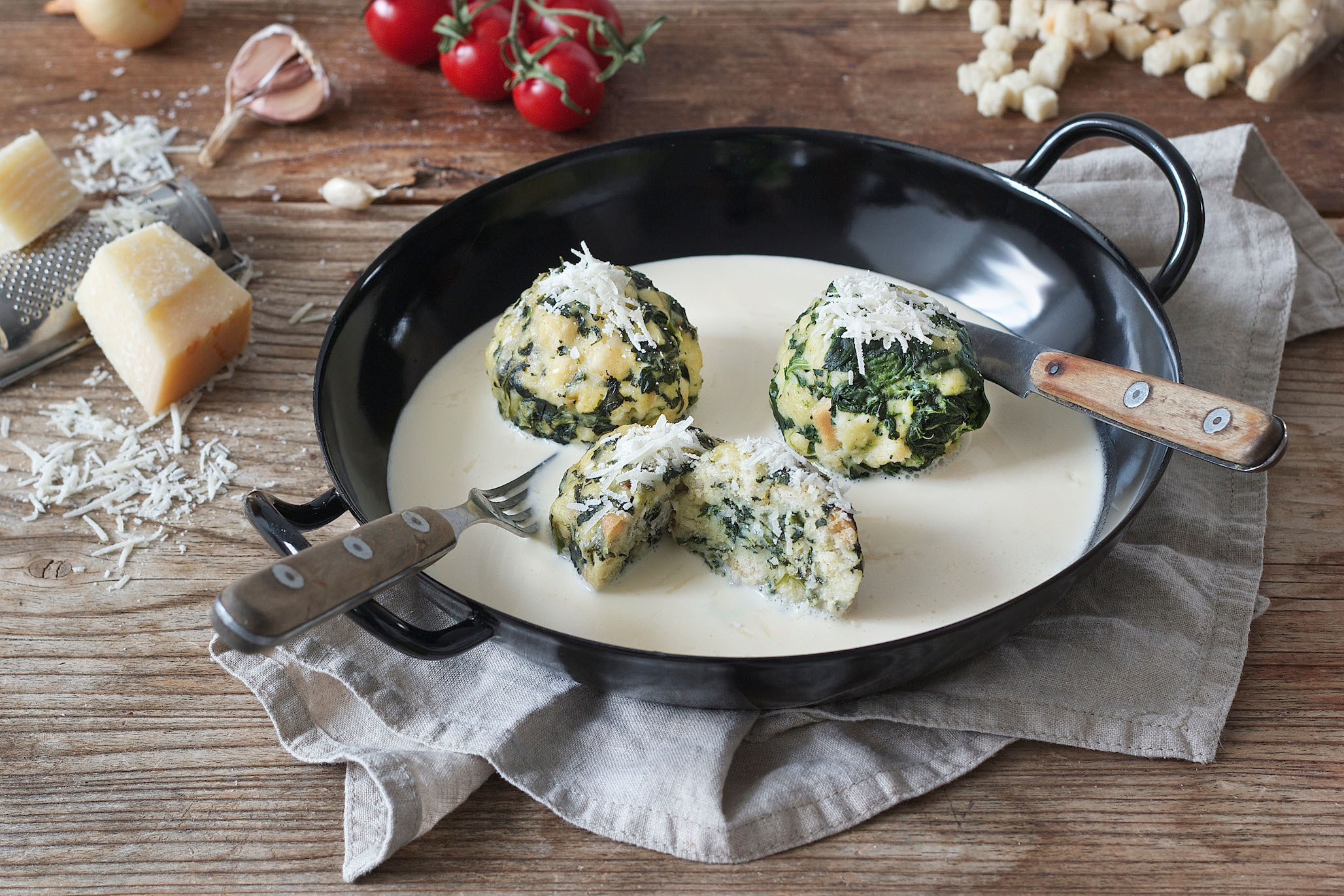 Spinach dumpling with cheese sauce