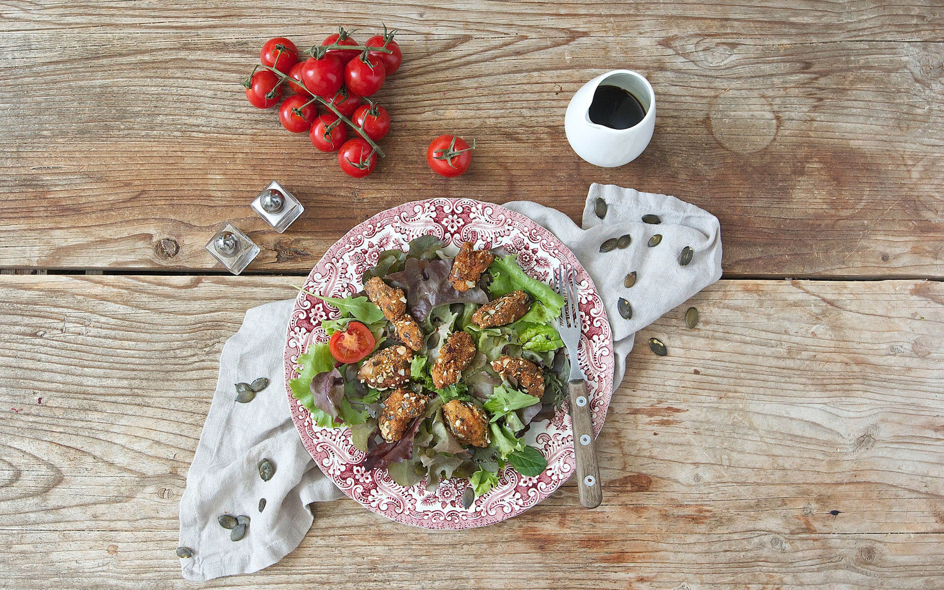 Knusprige Hendl-Bissen auf frischem Blattsalat