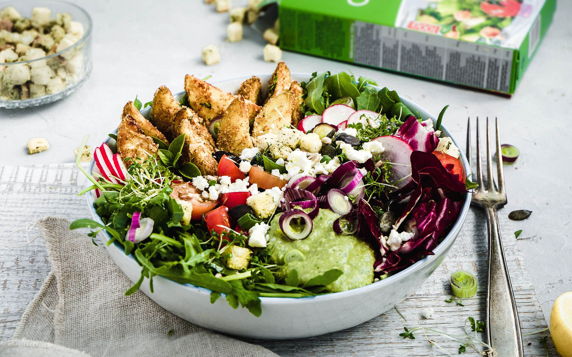 Salatbowl mit Parmesan-Potatoe-Wedges