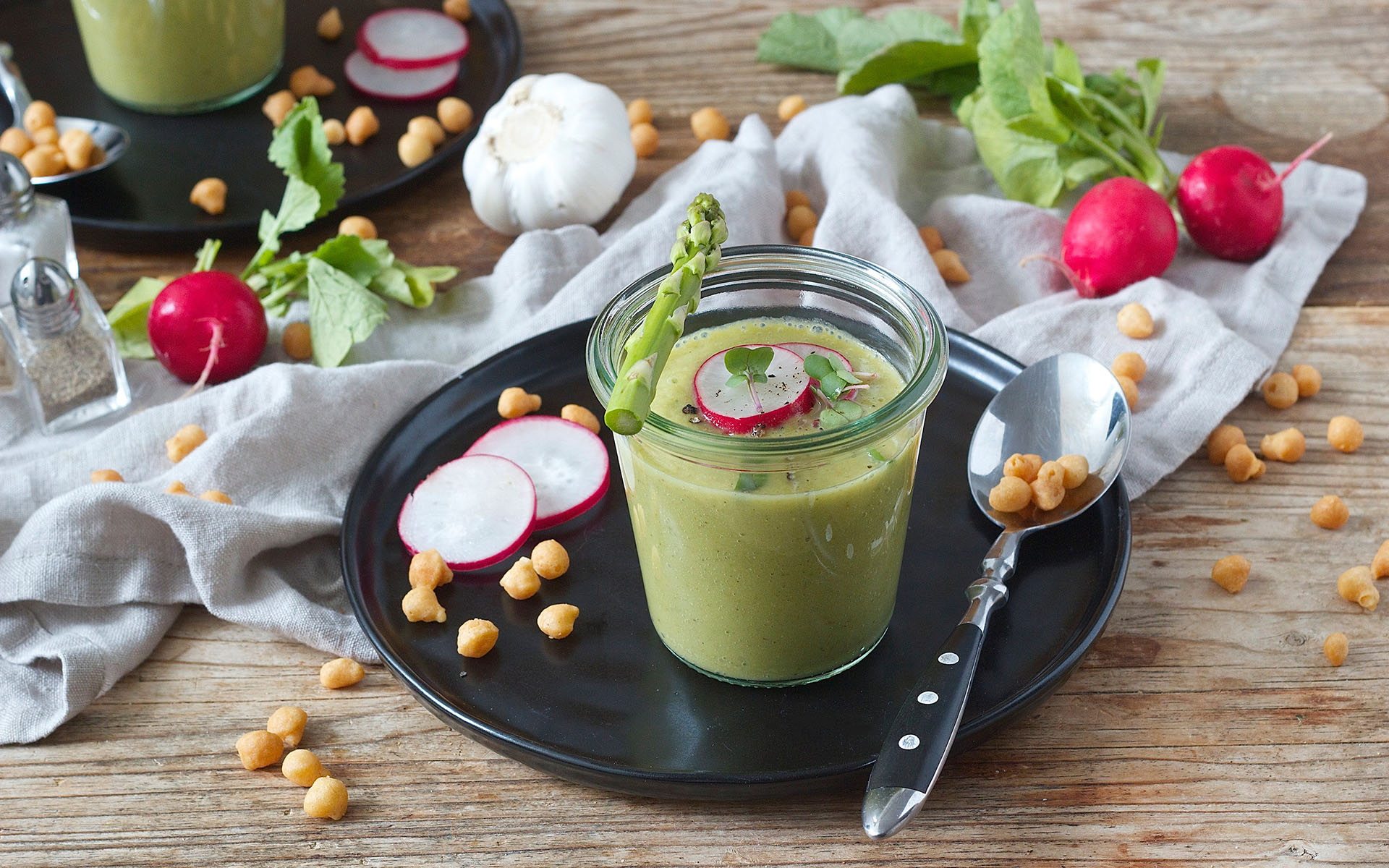 Spargel Gazpacho mit Radieschen, Kräutern und Backerbsen