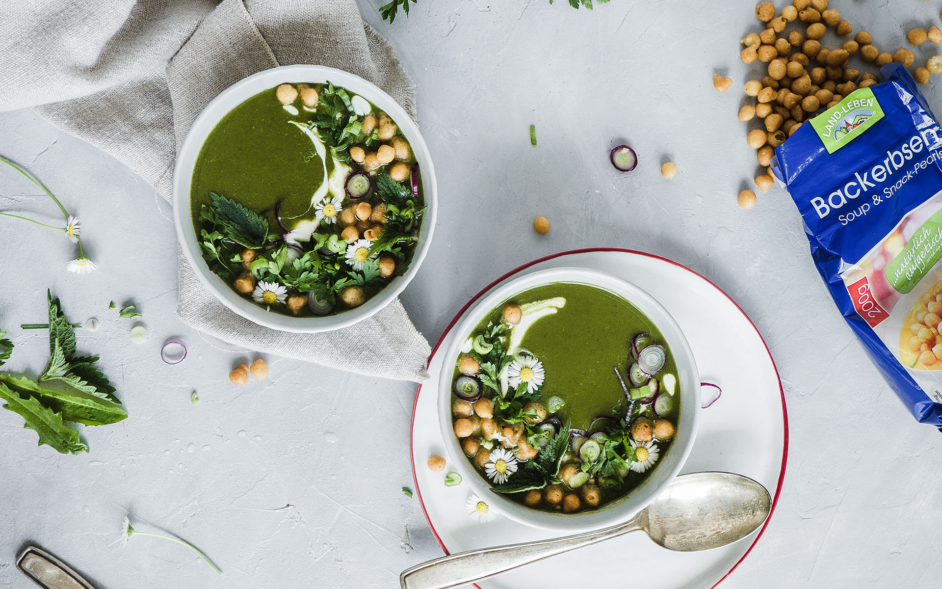 Frühlingskräutersuppe mit Backerbsen