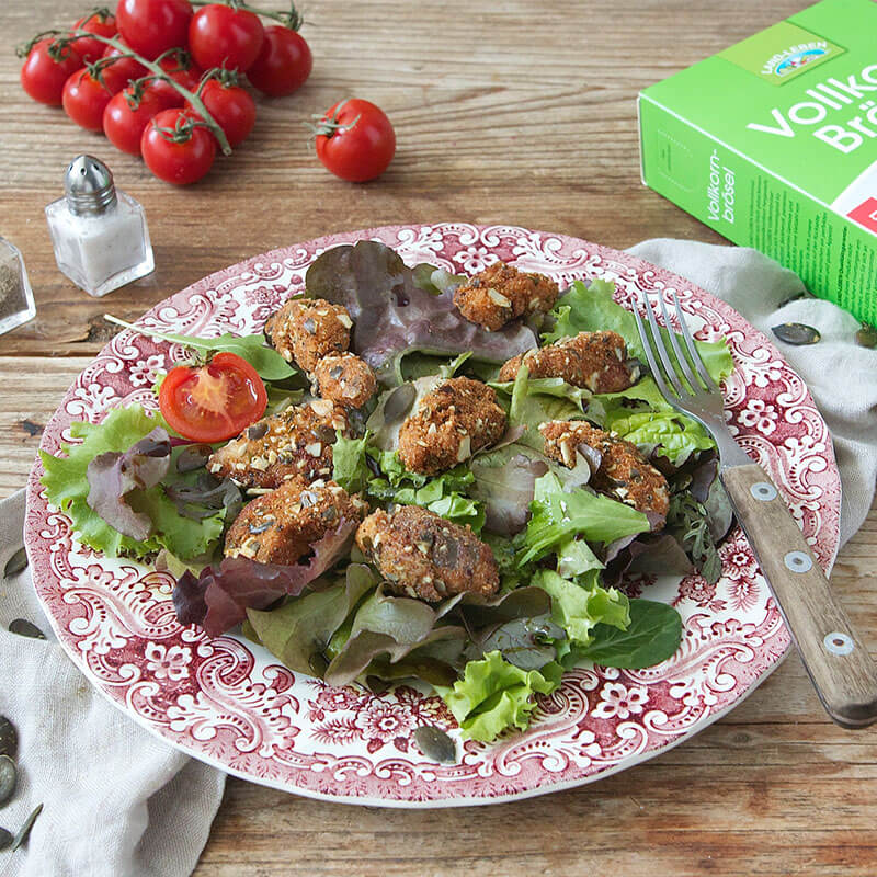Knusprige Hendl-Bissen auf frischem Blattsalat