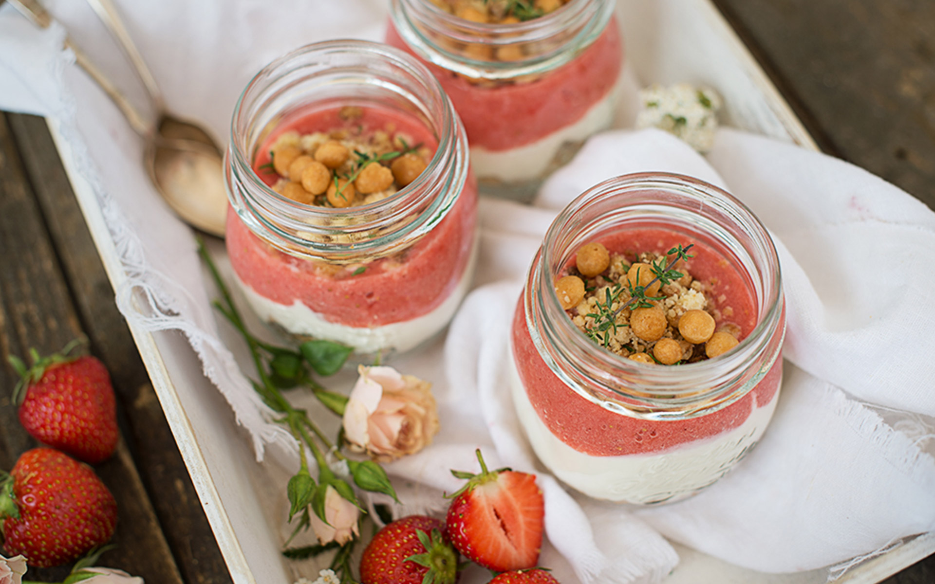 Erdbeer Topfen Trifle im Glas mit Backerbsenstreusel