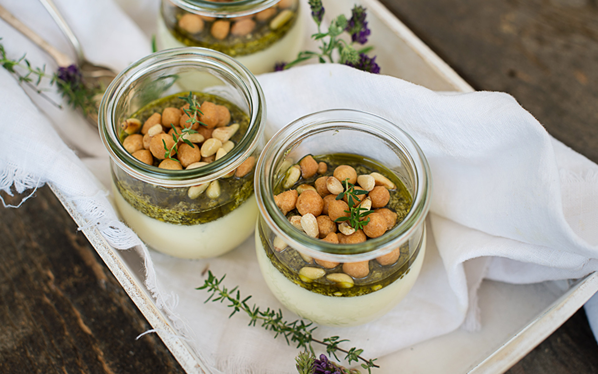 Parmesan Panna Cotta mit Basilikumpesto und Backerbsen