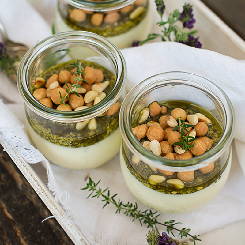 Parmesan Panna Cotta mit Basilikumpesto und Backerbsen