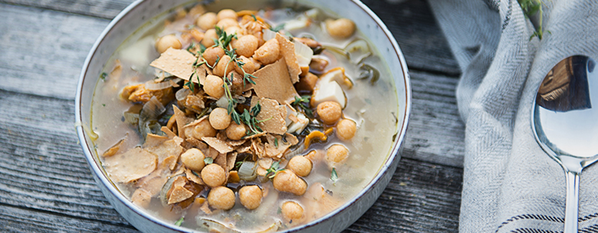 Pilzsuppe mit knusprigen Strudelblättern & Backerbsen