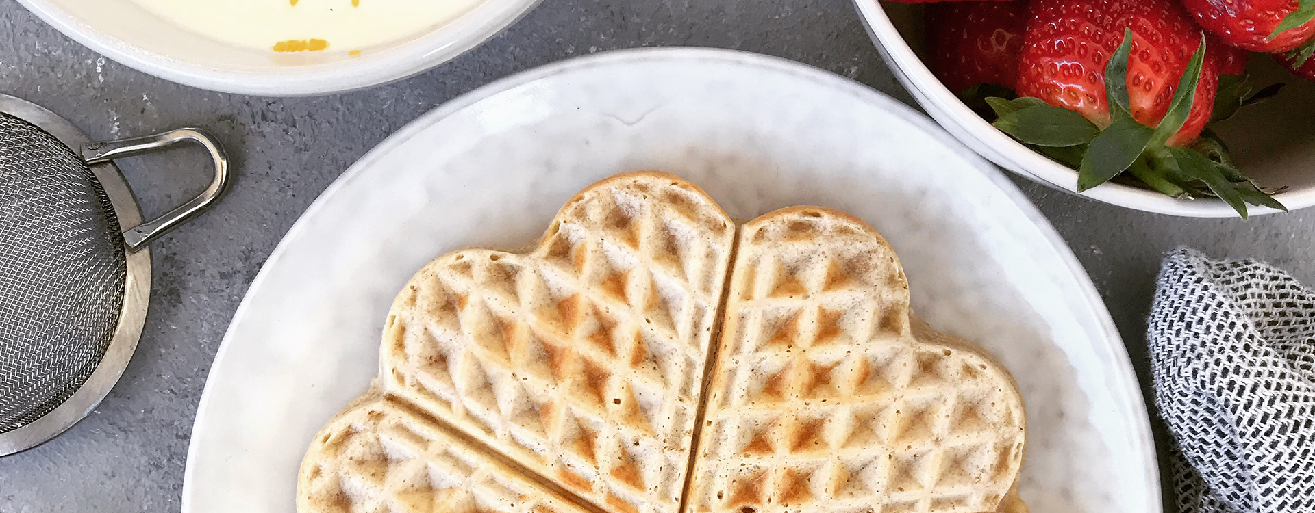 Buttermilch Herzwaffeln mit Erdbeeren