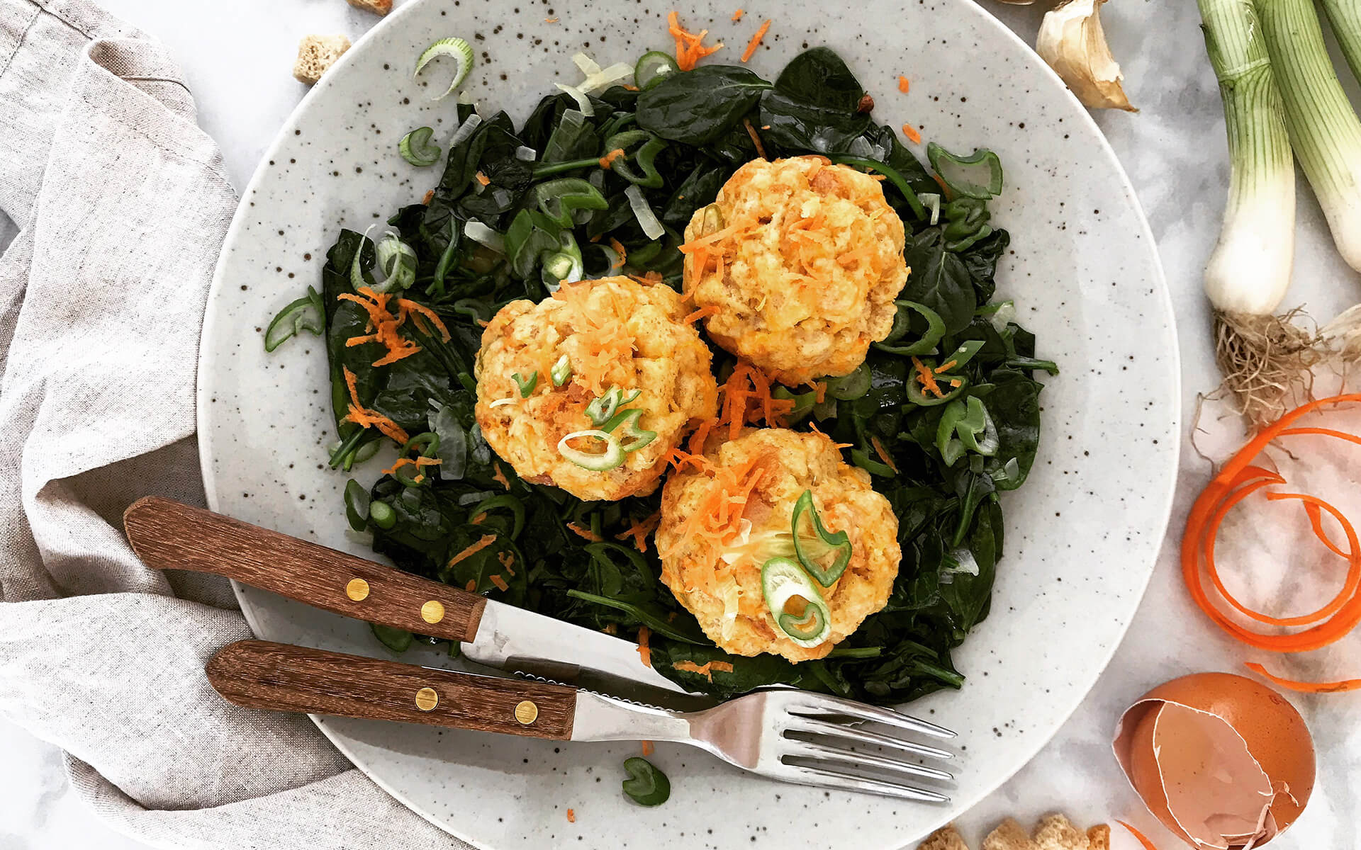 Karotten-Knödel auf Spinatgemüse