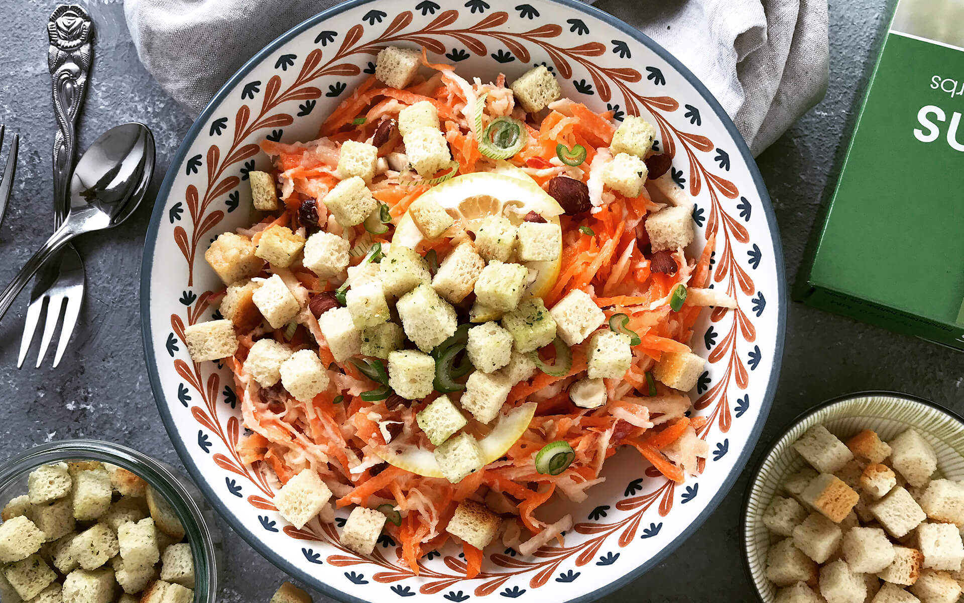 Karotten-Sellerie-Salat mit knusprigen Croutons