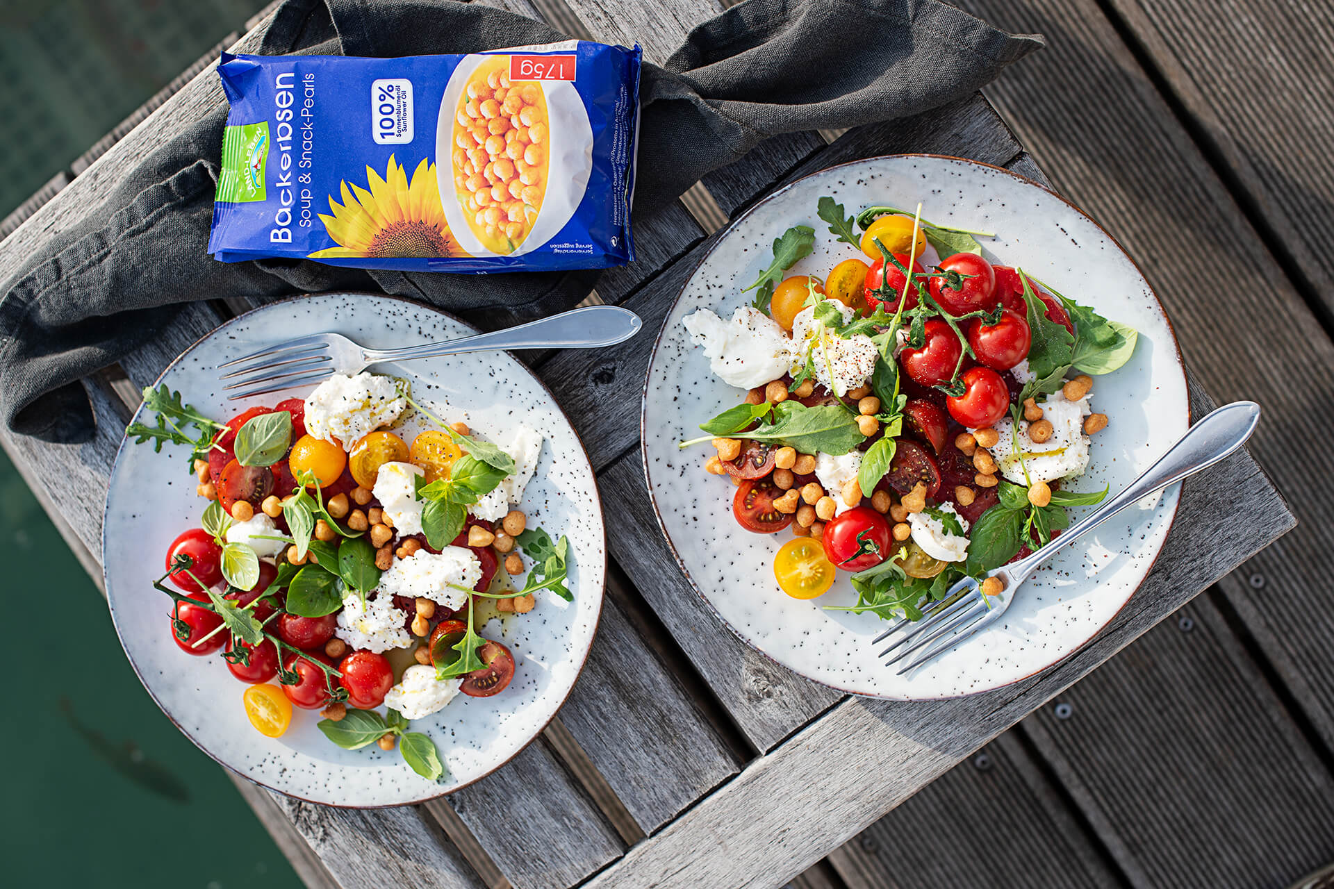 Burrata mit Tomatenraritäten, Basilikumdressing & Backerbsen