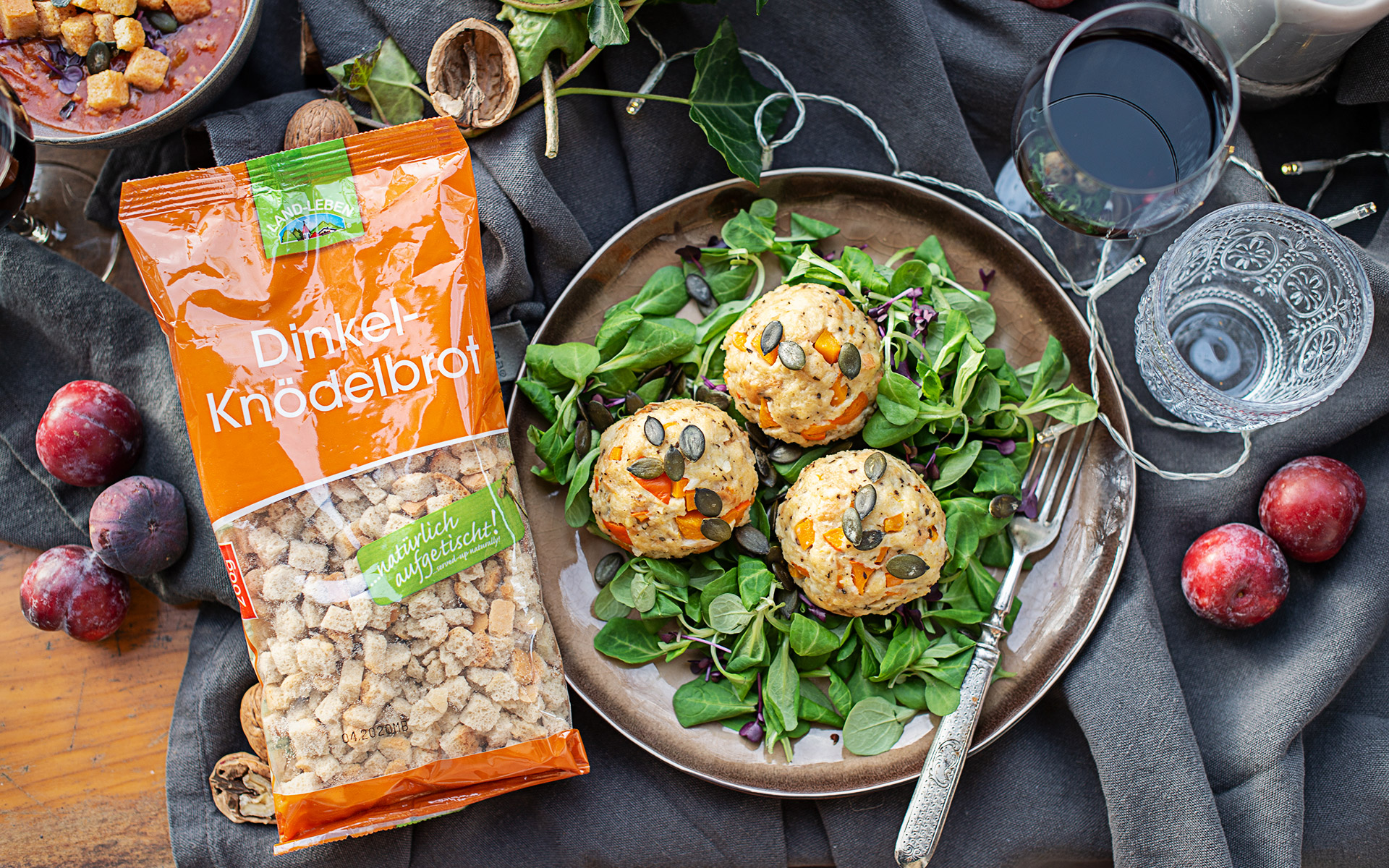 Kürbisknödel auf einem Herbstsalat