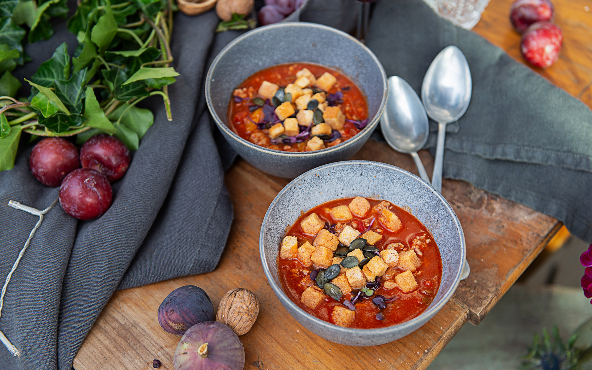 Gefüllte Paprikasuppe mit Croutons und Backerbsen