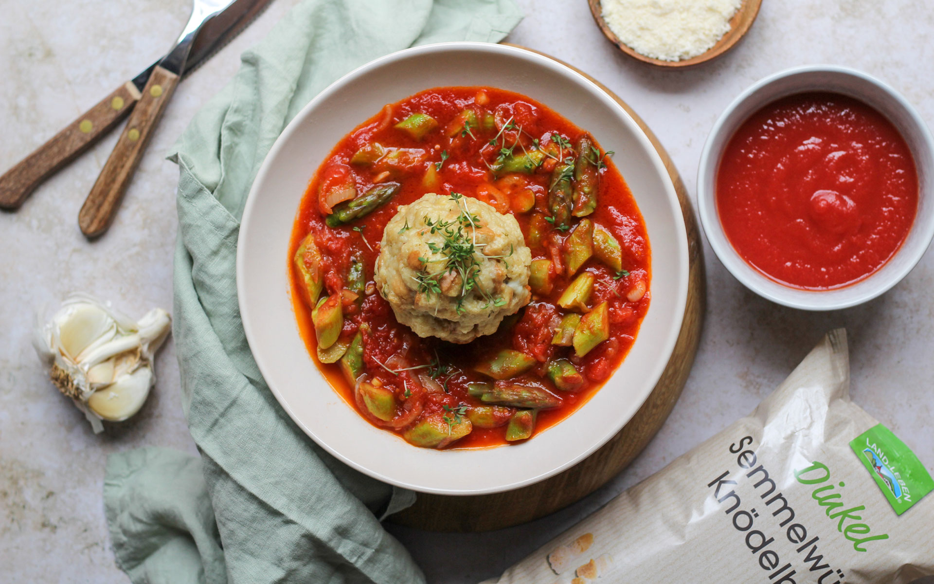 Dinkel Semmelknödel auf Spargel Tomatenragout