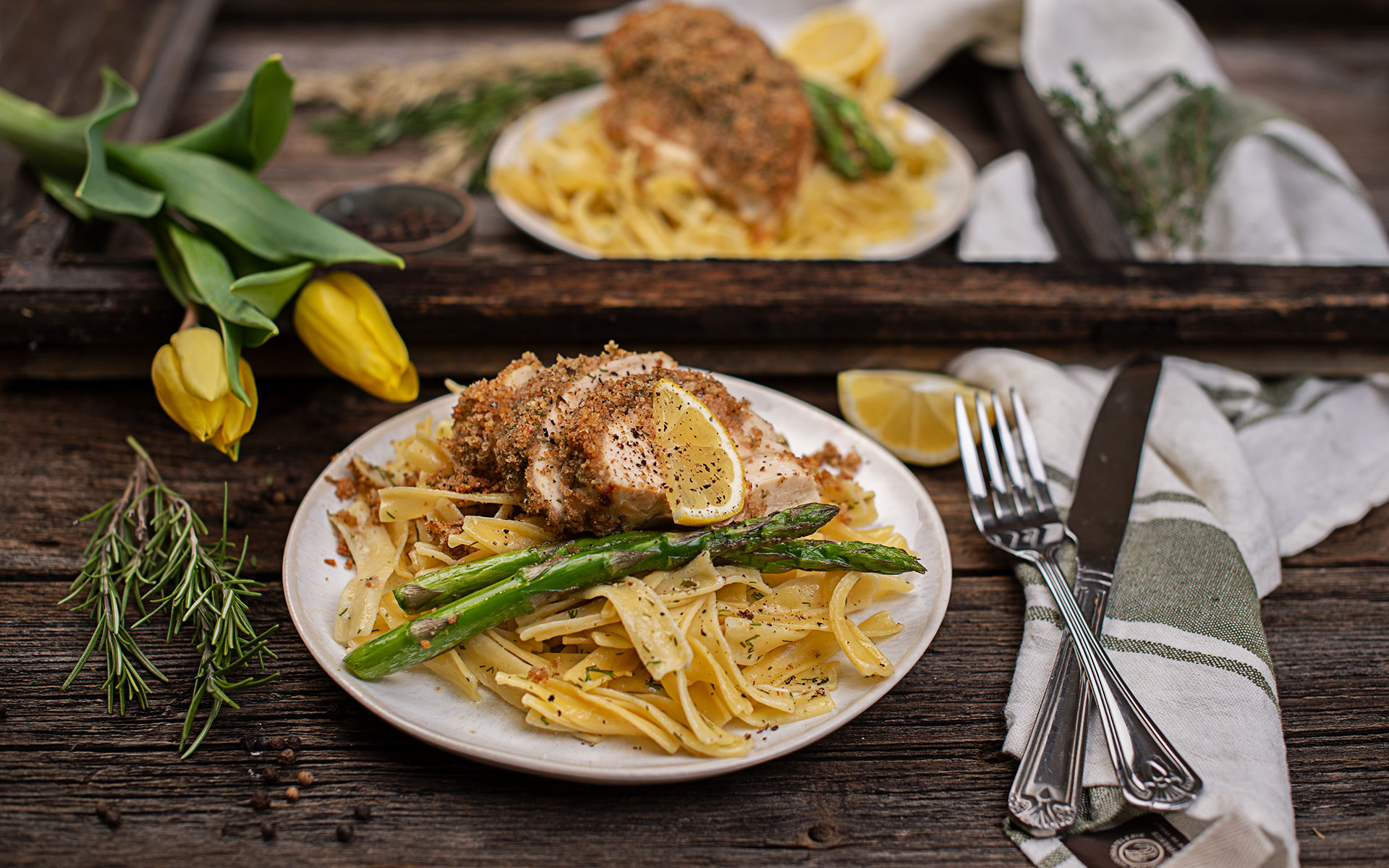 Hühnerfilets mit Parmesankruste auf cremigen Bandnudeln