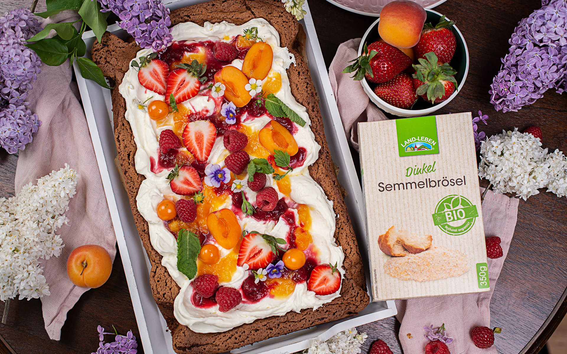 Fruchtiger Schoko Blechkuchen mit Topfencreme und Sommerfrüchten