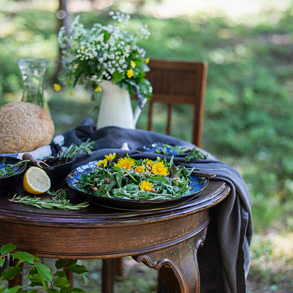 Wildkräuter Salat mit essbaren Blüten