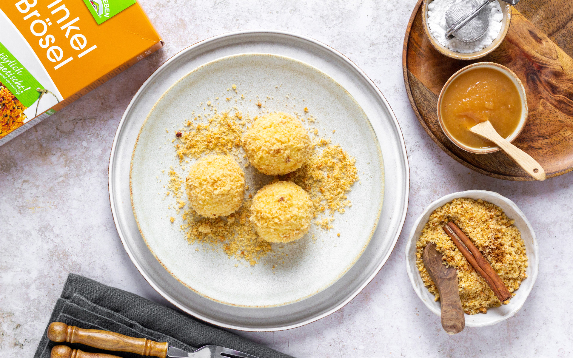 Grießknödel mit Dinkel Zimtbröseln und Apfelmus