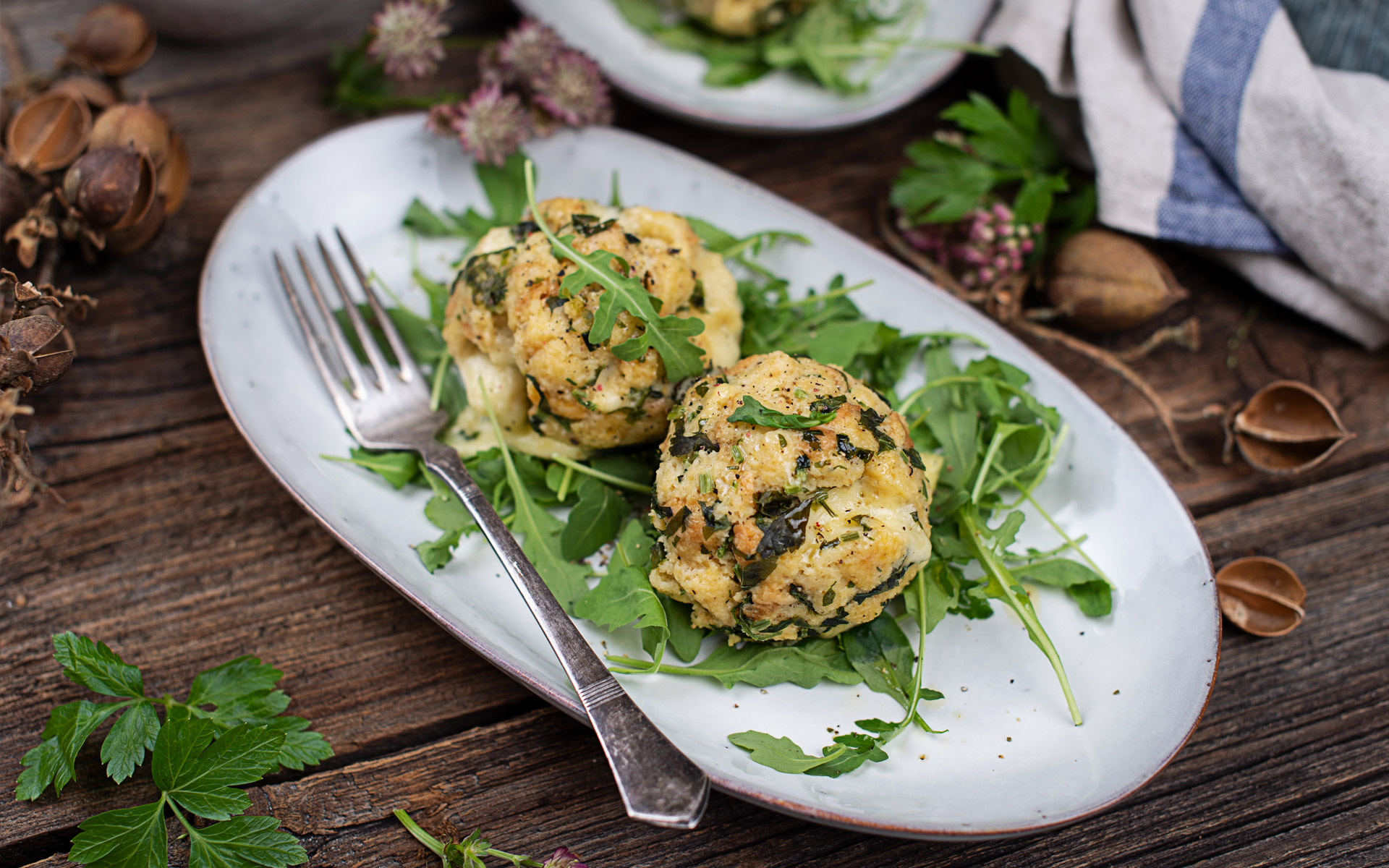 Würzige Käse Spinat Knödel auf Rucolasalat