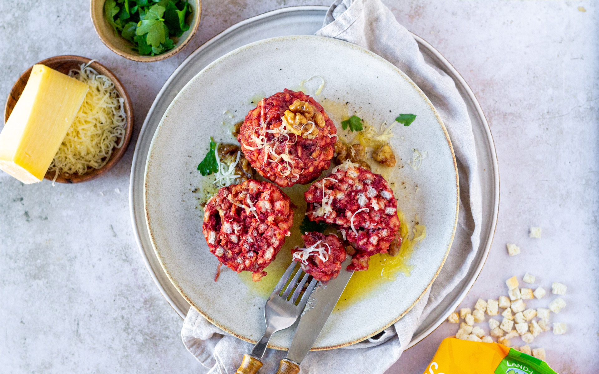 Rote Rüben Knödel mit Käse &amp; LAND-LEBEN Knödelbrot