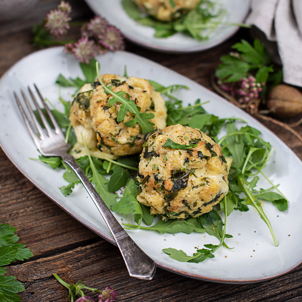 Würzige Käse Spinat Knödel auf Rucolasalat