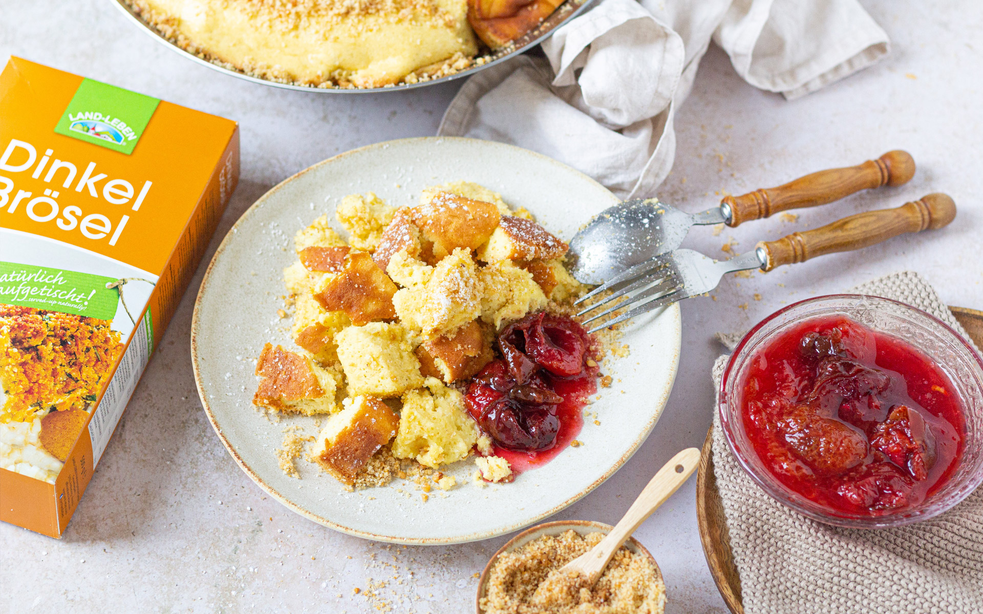 Sauerrahmschmarrn mit Zimtbröseln und Zwetschkenröster