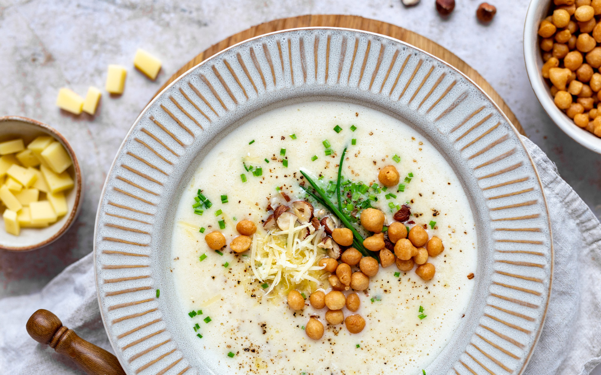 Cremige Käsesuppe mit gerösteten Haselnüssen