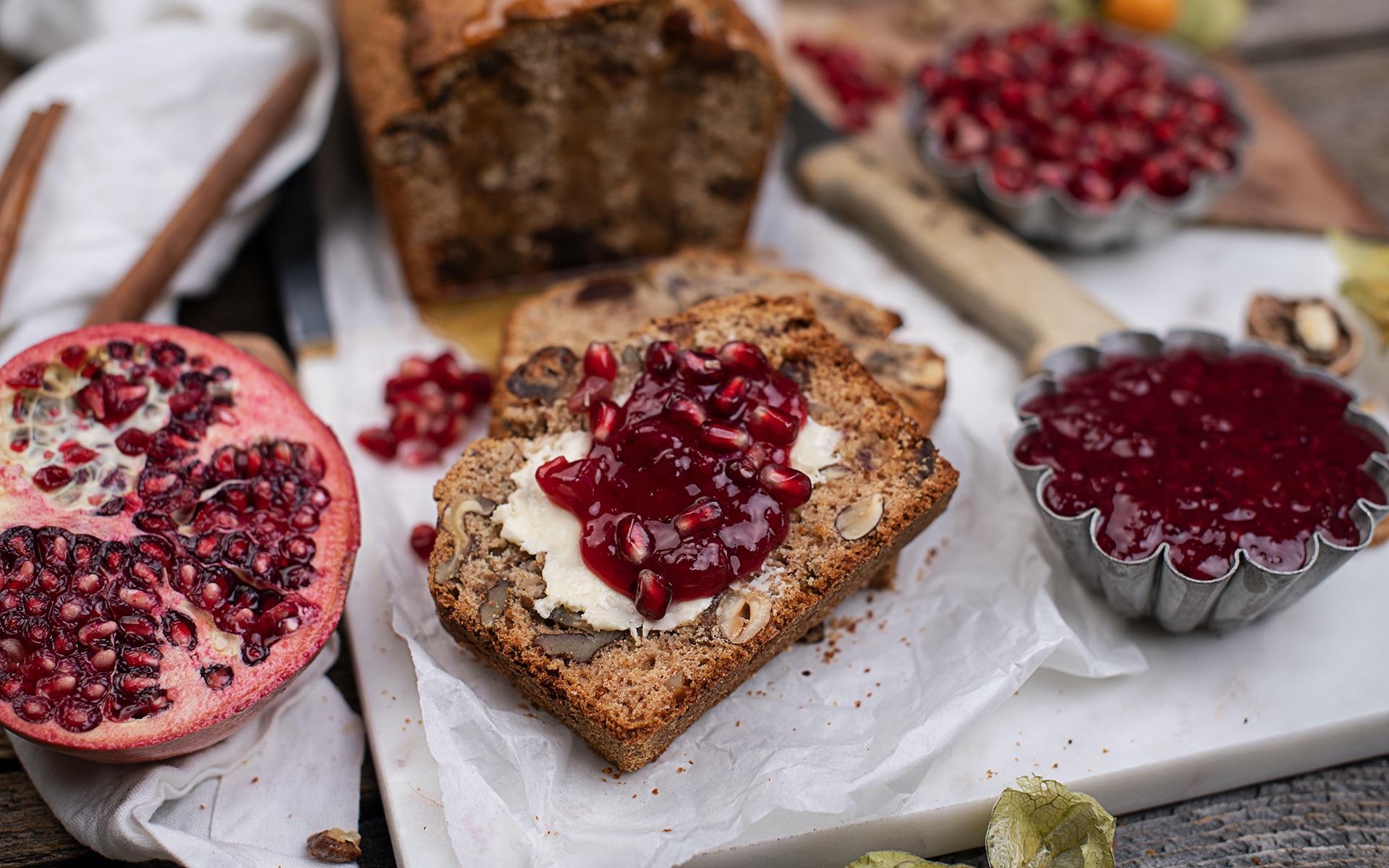 Dattel Nuss Brot mit LAND-LEBEN Bio Dinkel Semmelbrösel