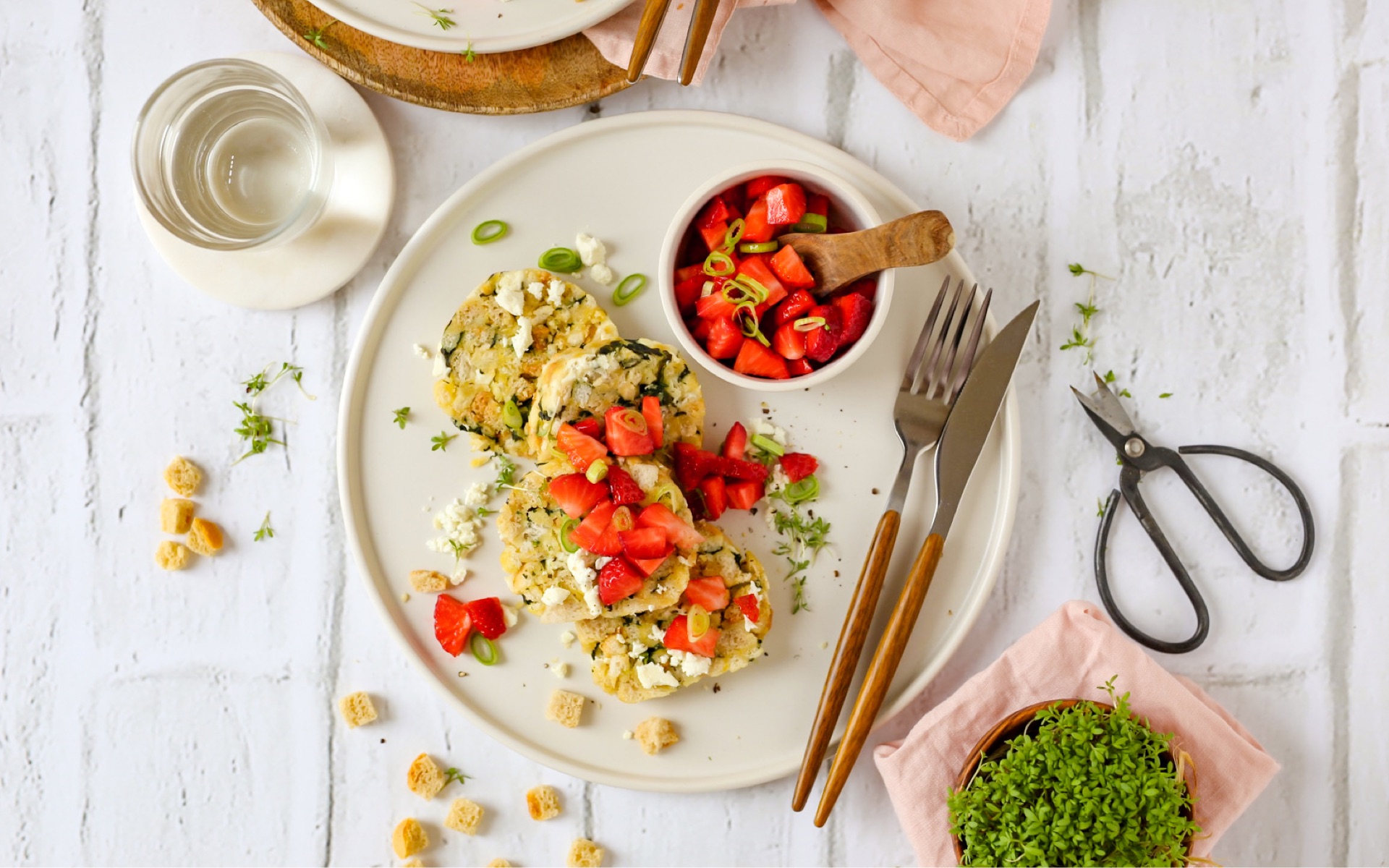 Spinat-Feta-Serviettenknödel mit Erdbeersalsa