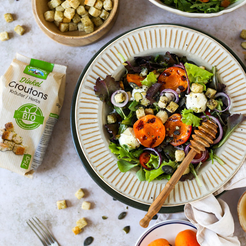 Sommersalat mit gegrillten Marillen