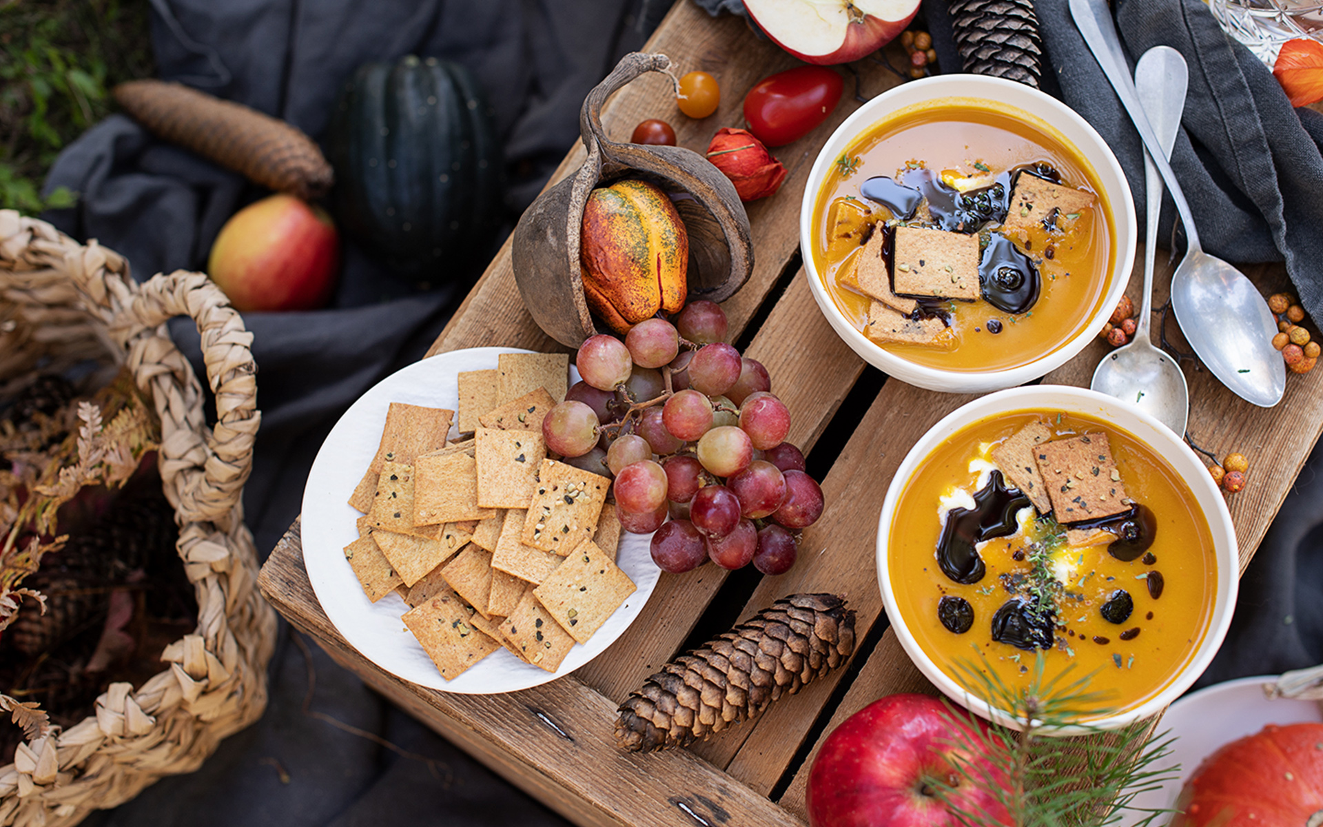 Kürbis Apfel Suppe mit Sauerrahm