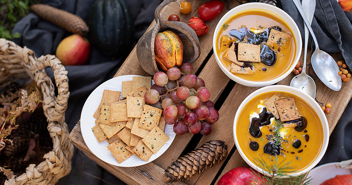 Kürbis Apfel Suppe mit Sauerrahm von LAND-LEBEN