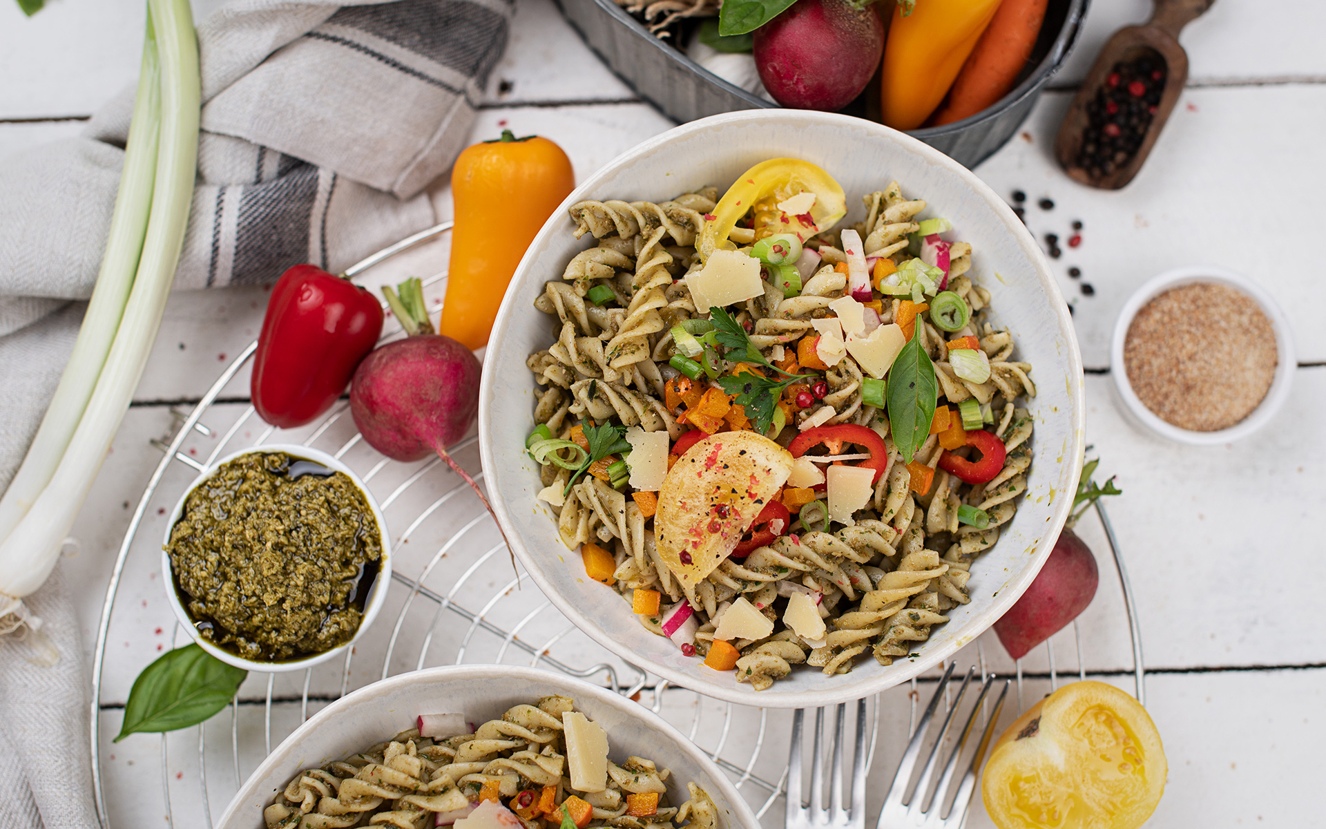 (Kinder-)Pasta mit Kräuter Brösel Pesto & buntem Gemüse