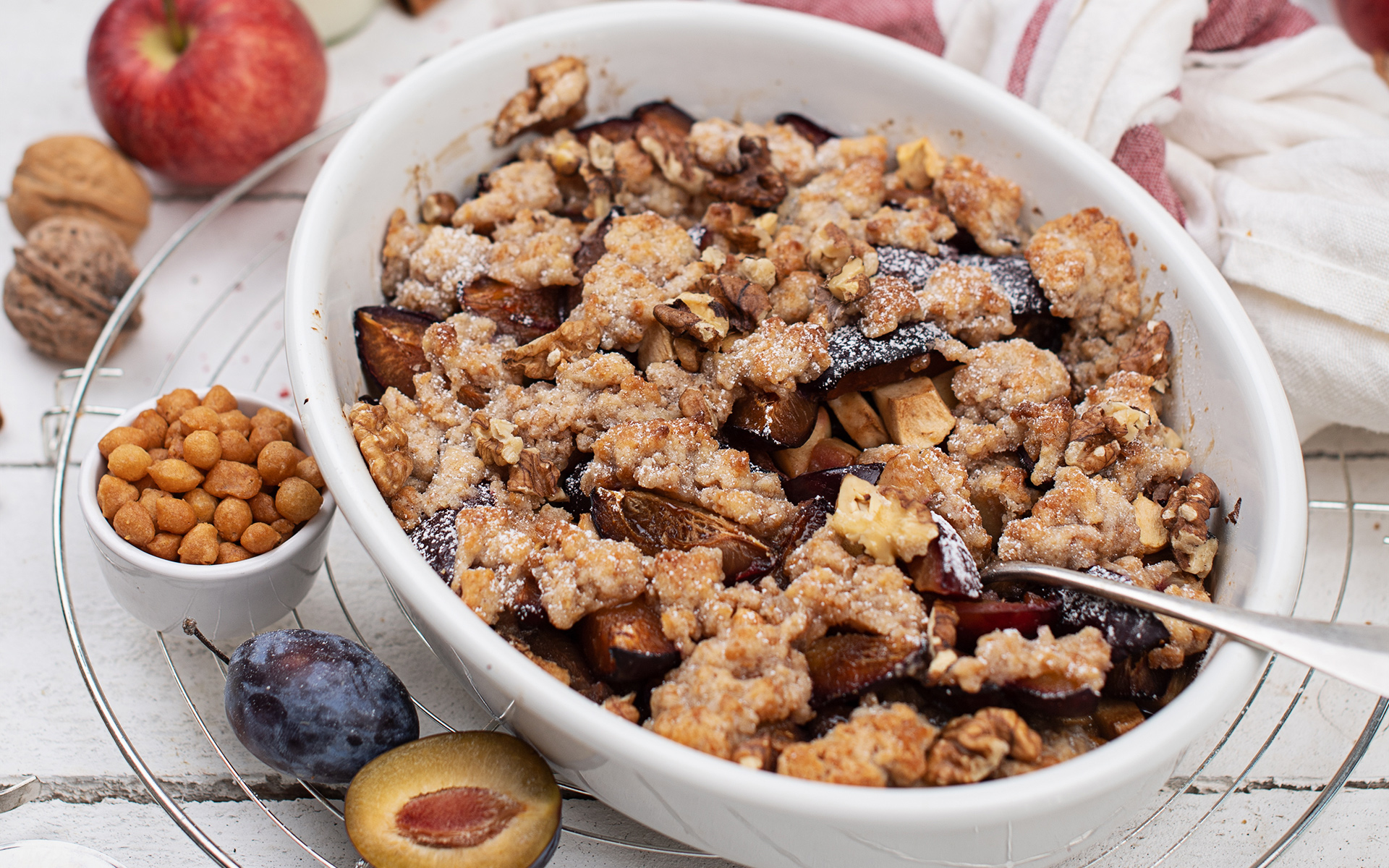 Zwetschgen Apfel Crumble mit Backerbsen